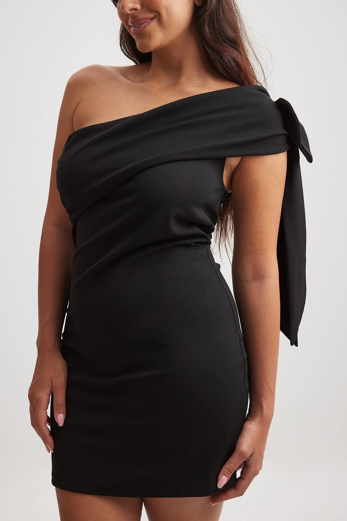 Einseitig schulterfreies Minikleid mit Schleife