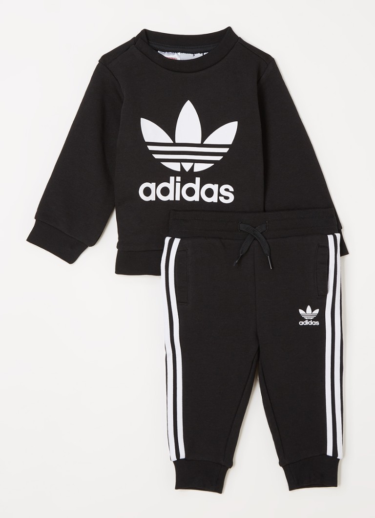 Set Adidas pentru copii format din două piese, format dintr-un tricou și un trening