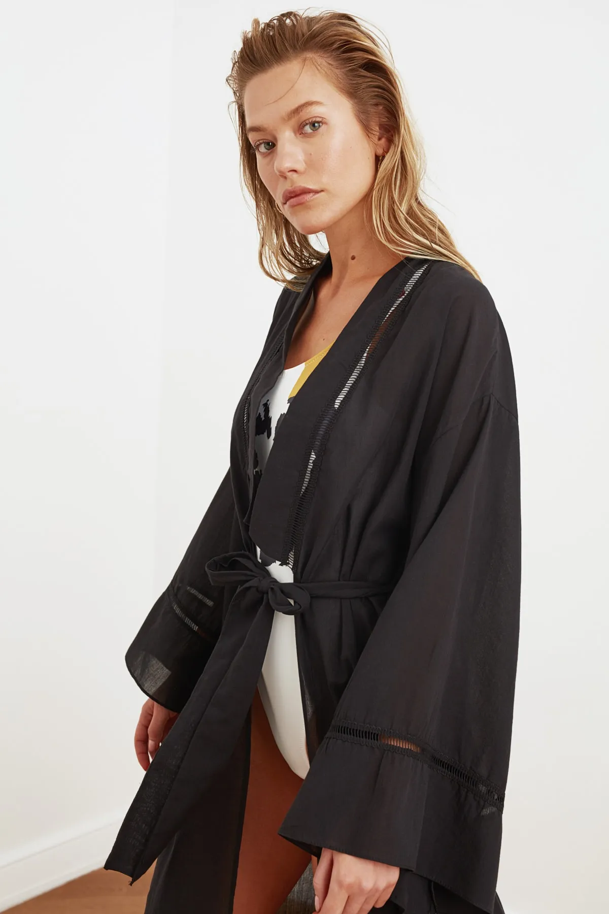 Trendyol Collection  Kimono und Kaftan aus 100 % Baumwolle mit schwarzem Gürtel und gewebten Maxi-Streifen-Accessoires TBESS21KM0094