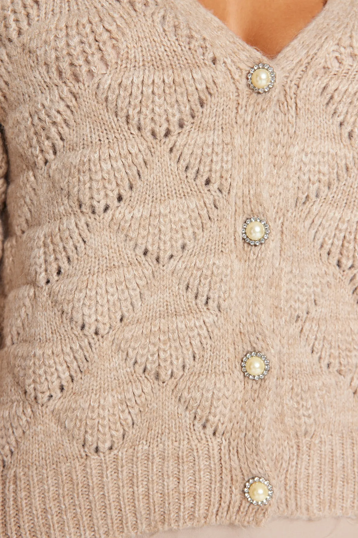 Trendyol Collection  Nerzfarbene Strickjacke mit Lochmuster TWOAW24HI00311