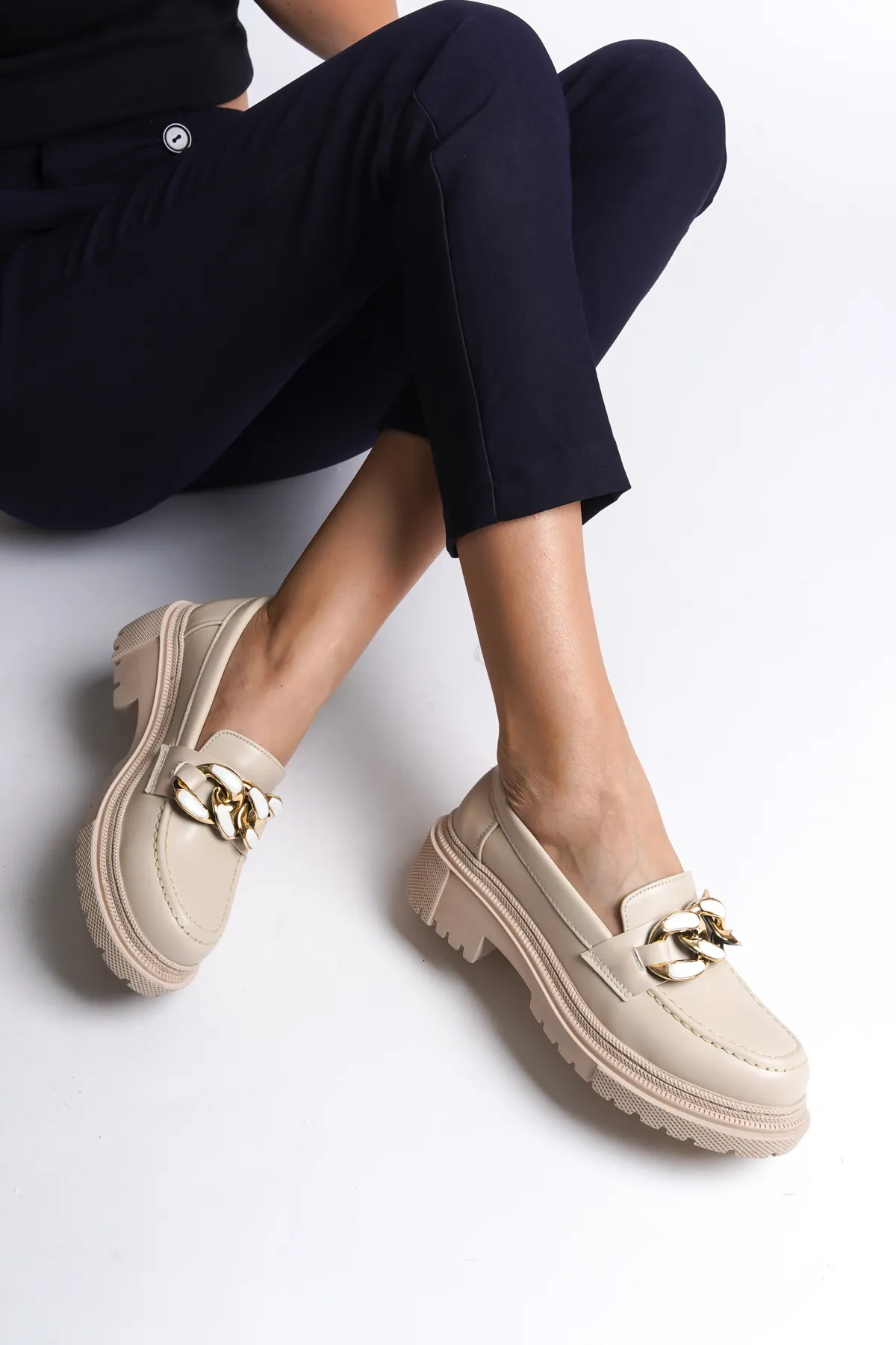 Capone Outfitters  Damen-Loafer mit goldfarbener Schnalle