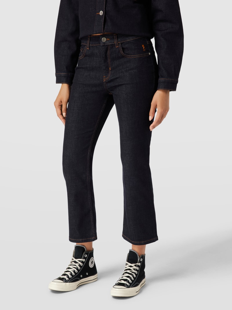 Jeans mit Label-Patch in dunkelblau
