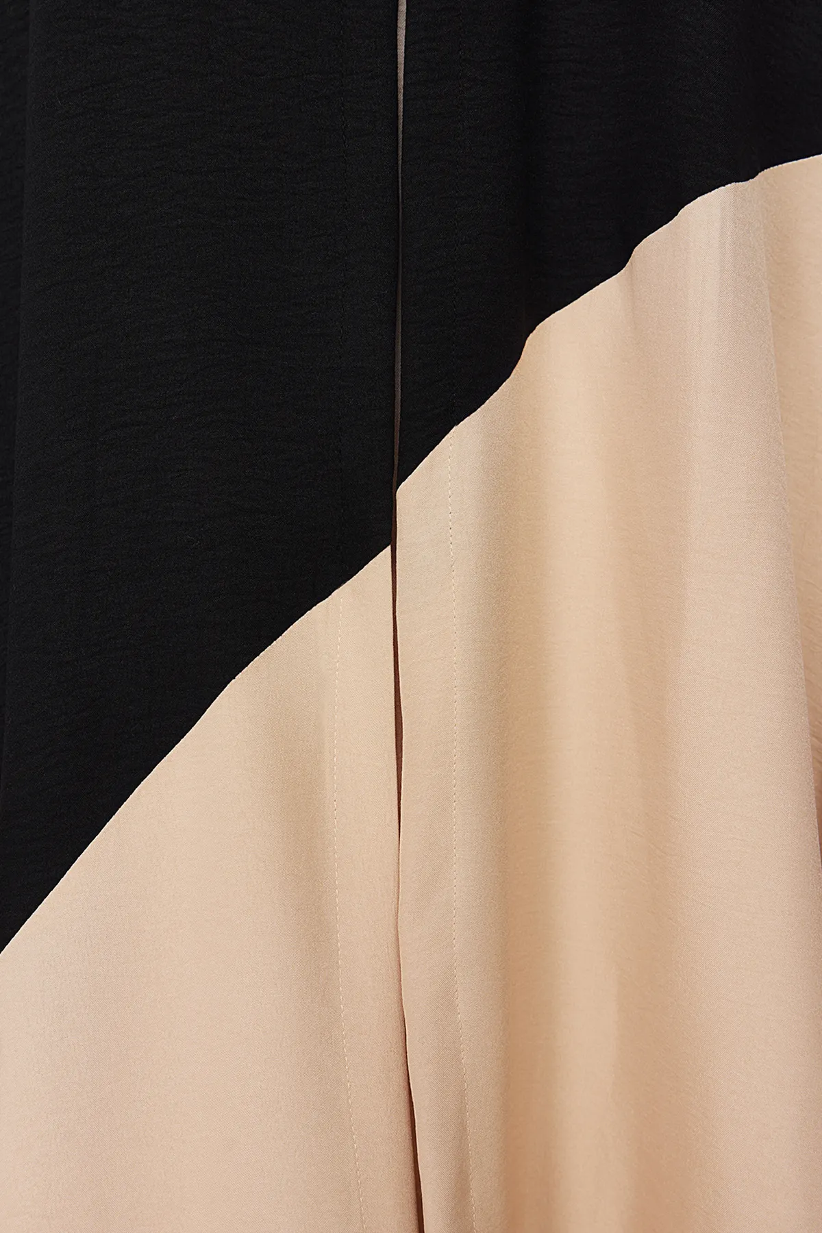 Trendyol Modest  Lange gewebte Kappe mit Farbblock-Steingürtel und Ferace TCTSS24KF00002