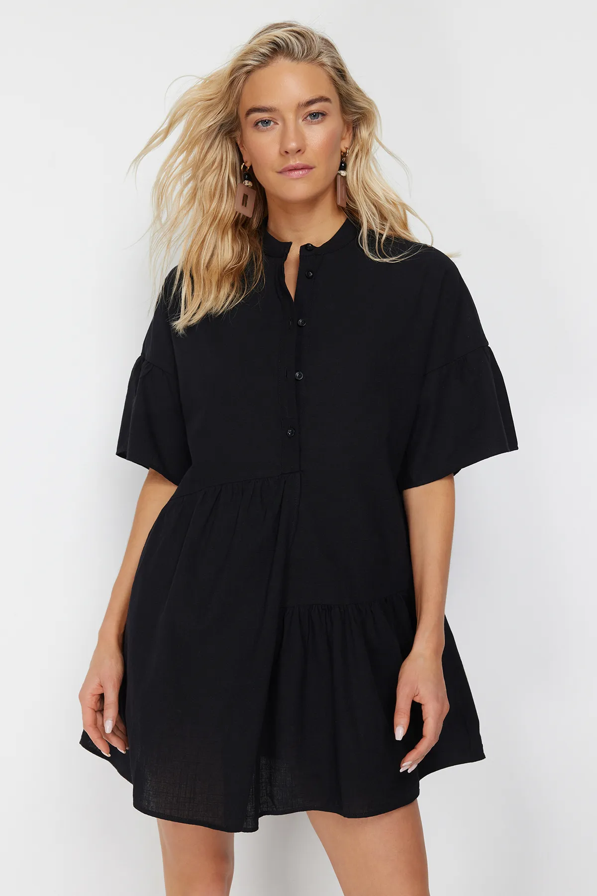 Trendyol Collection  Schwarzes, weit geschnittenes Mini-Strandkleid mit gewebtem Volant aus 100 % Baumwolle TBESS20EL0873