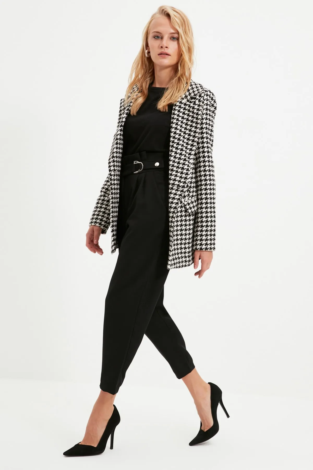 Trendyol Collection  Schwarze, karottefarbene, gewebte Hose mit Schnallendetails TWOAW20PL0466