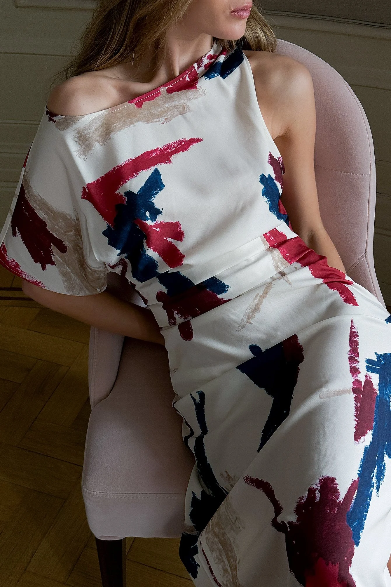 Gewebtes asymmetrisches, einseitig schulterfreies Kleid mit drapierten Details