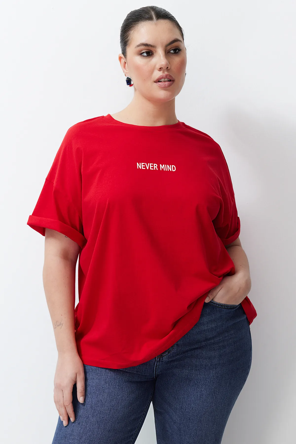 Trendyol Curve  Rotes Oversize-Strick-T-Shirt mit Slogan-Print TBBSS24BF00018