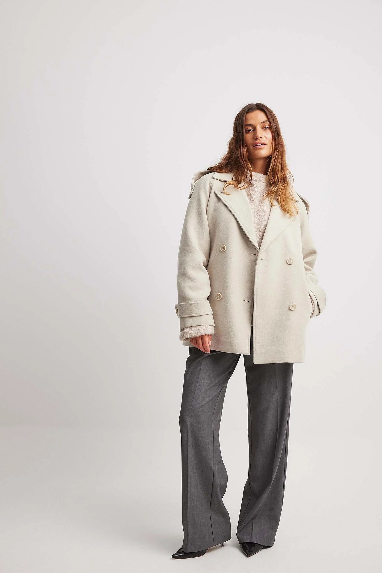 Zweireihiger Trenchcoat mit kurzen Details