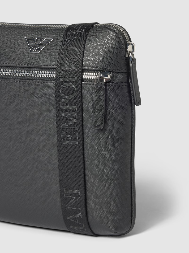 Umhängetasche mit Label-Detail in schwarz