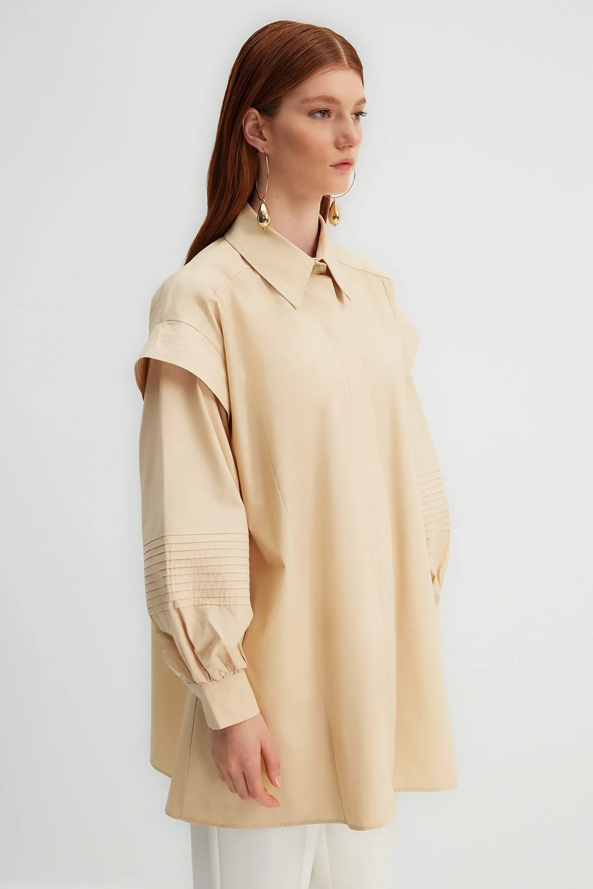 Trendyol Modest  Kevser Sarıoglu Weißes Hemd aus 100 % gewebtem Popeline mit gerippten Nähten TCLSS23TG00002