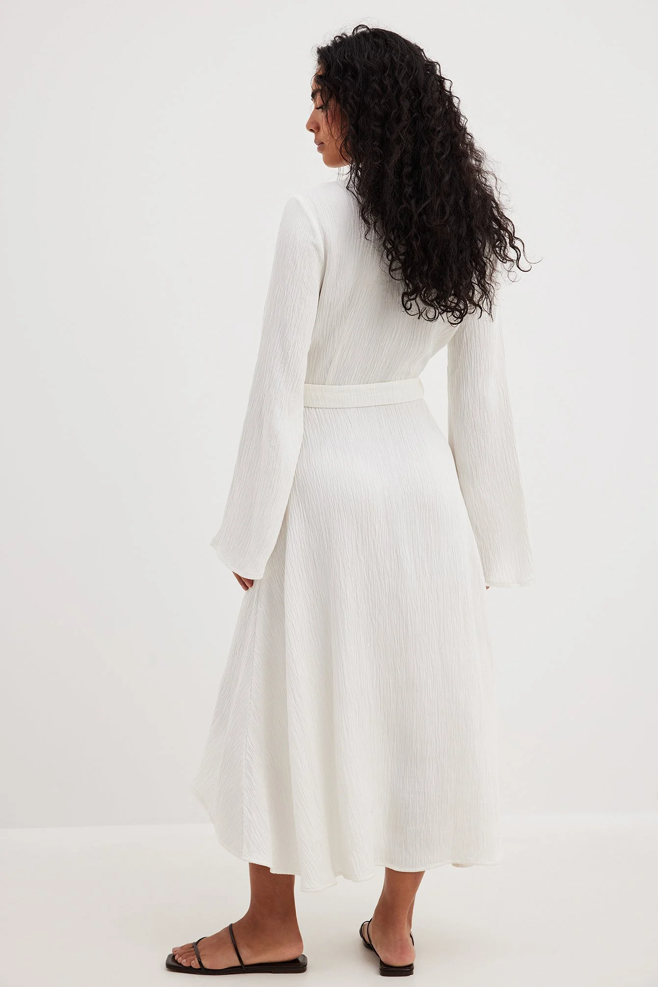 Strukturiertes Kleid mit verlängertem Rücken und gebundener Taille