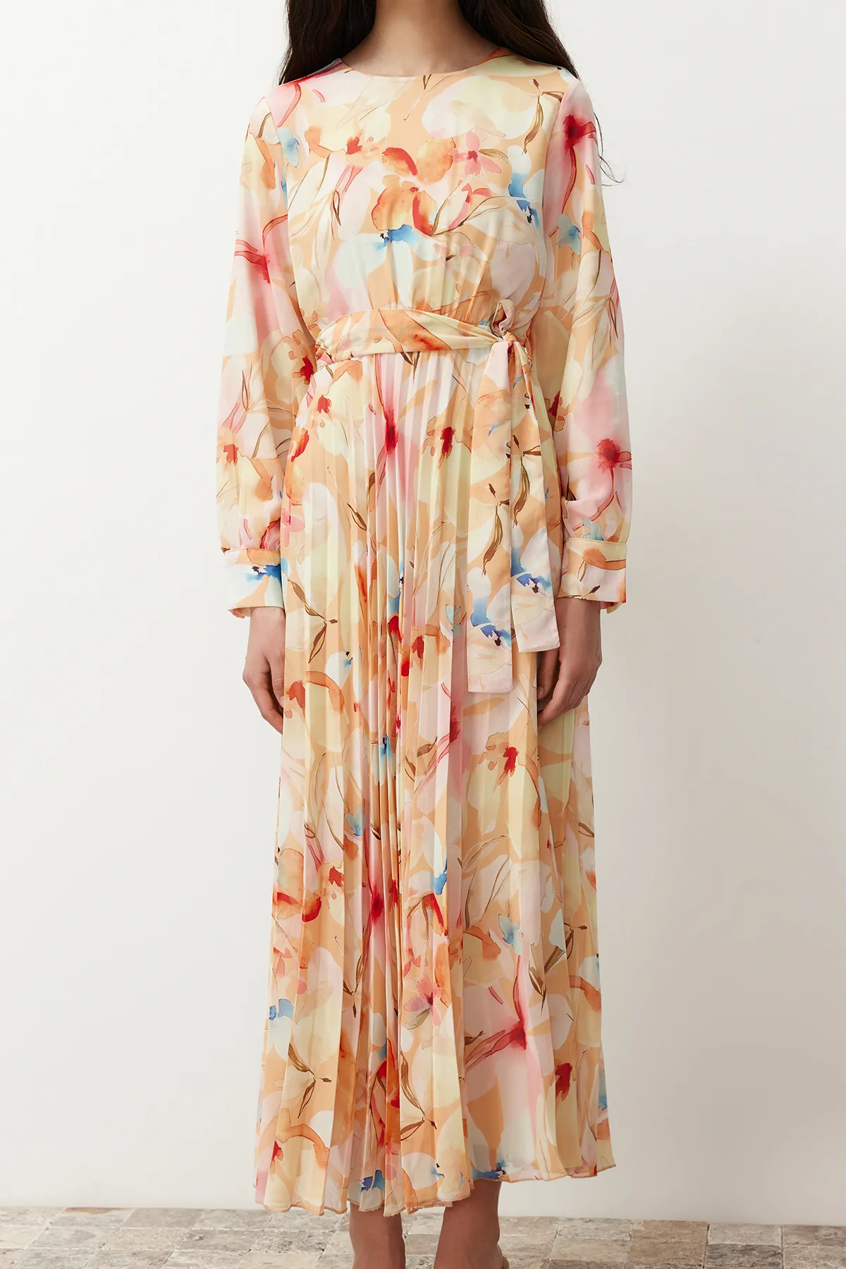 Trendyol Modest  Kleid aus gewebtem Chiffon mit mehrfarbiger Blumenschärpe, gefüttert und plissiert TCTSS24EB00151
