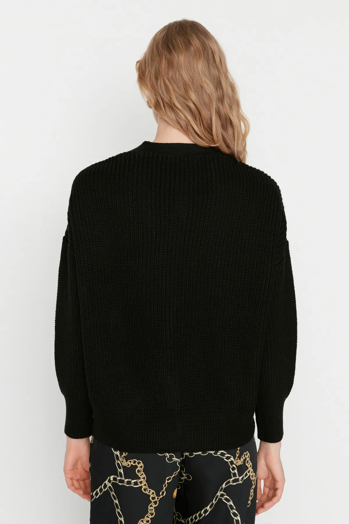Trendyol Collection  Schwarzer Strickcardigan mit V-Ausschnitt und weiter Passform TWOAW20HI0215
