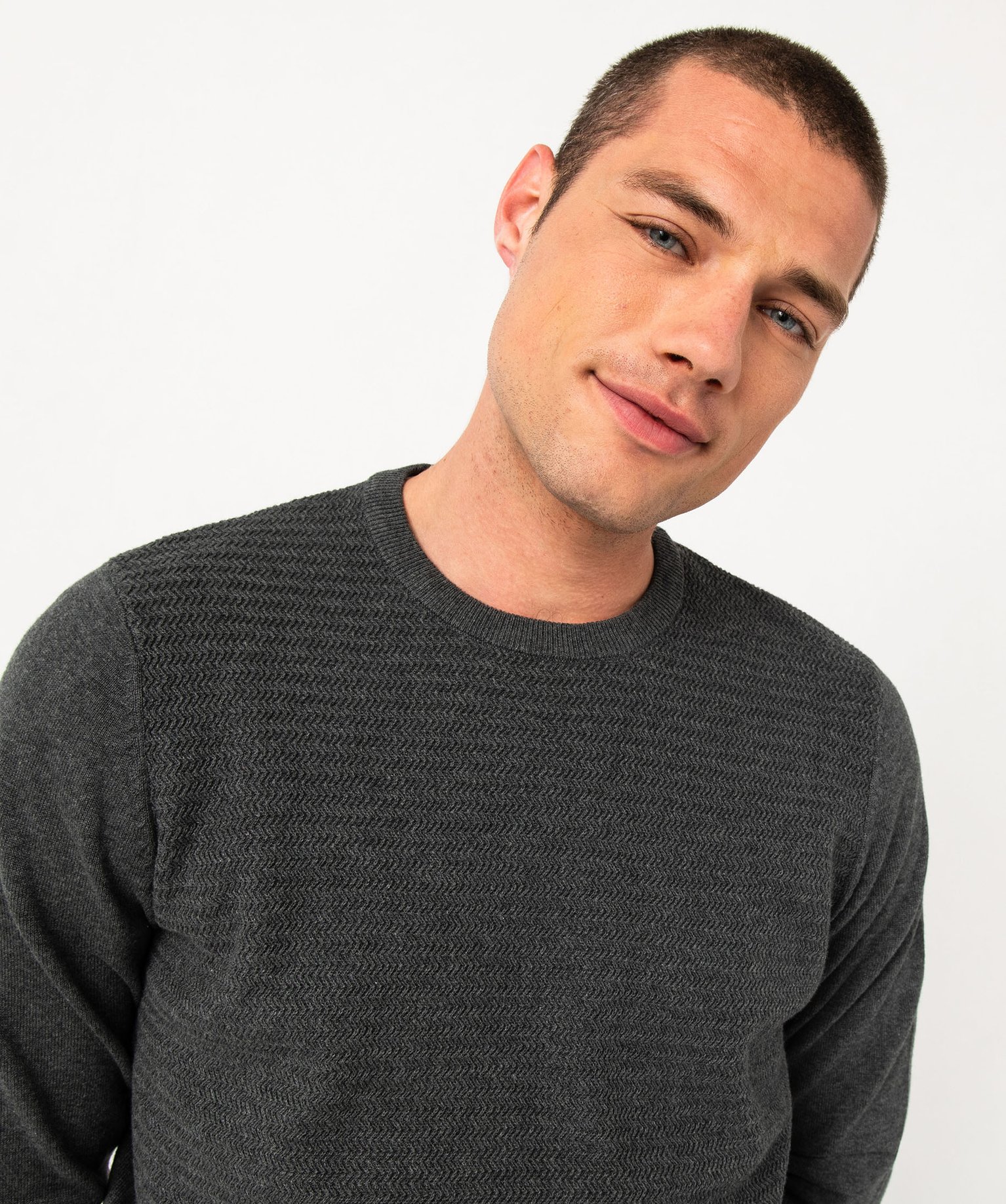 Pull en coton homme avec maille fantaisie sur l’avant gris fonce | GEMO