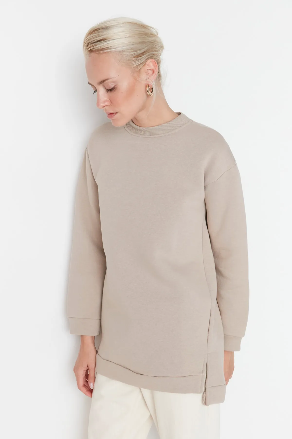 Trendyol Modest  Leichtes, nerzfarbenes, detailliertes Basic-Strick-Sweatshirt mit Schlitz TCTAW23TW00011