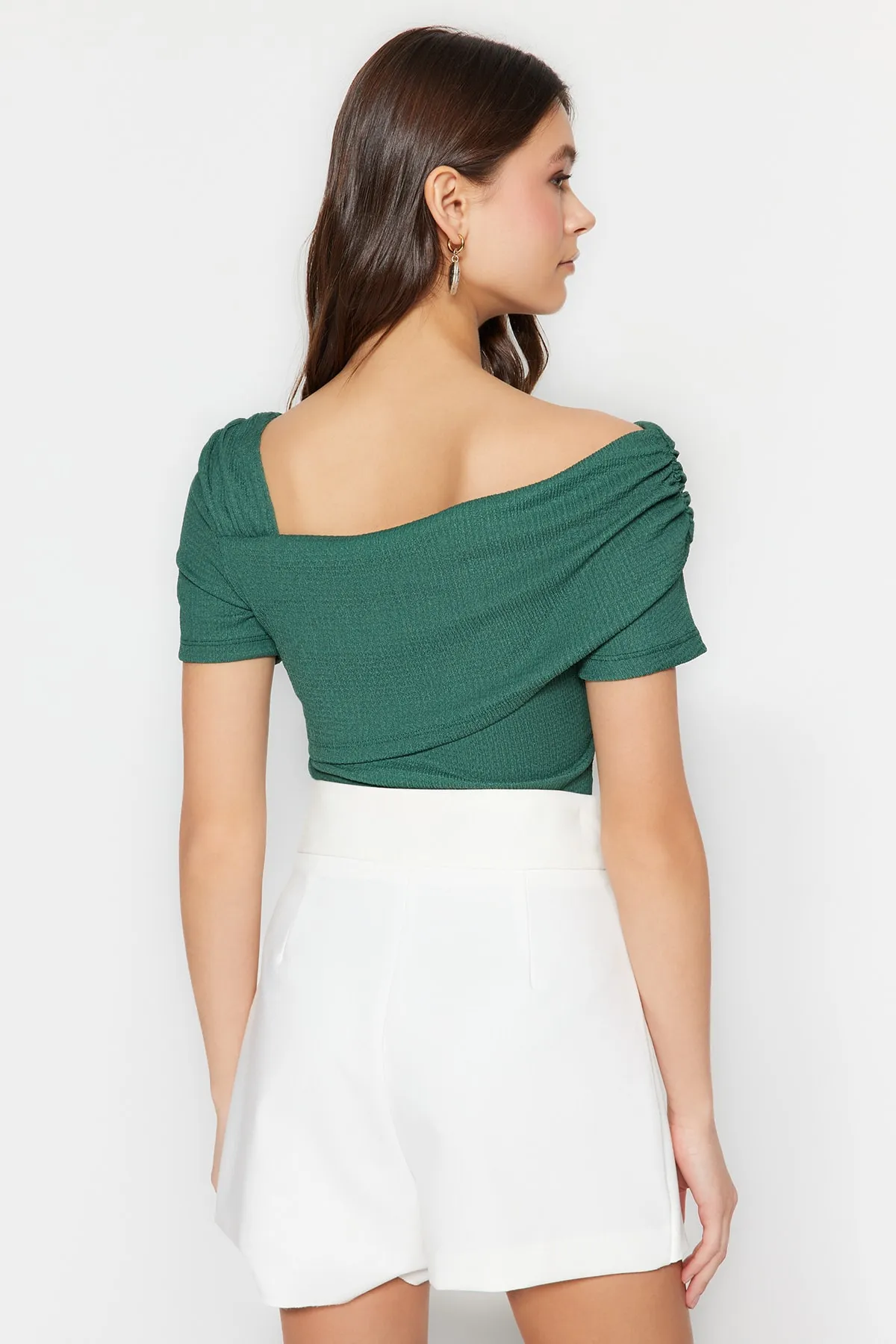 Trendyol Collection  Smaragdgrüner, asymmetrischer, taillierter/körperbetonter Strickbody mit Druckknöpfen, Kragen TWOSS23BD00060