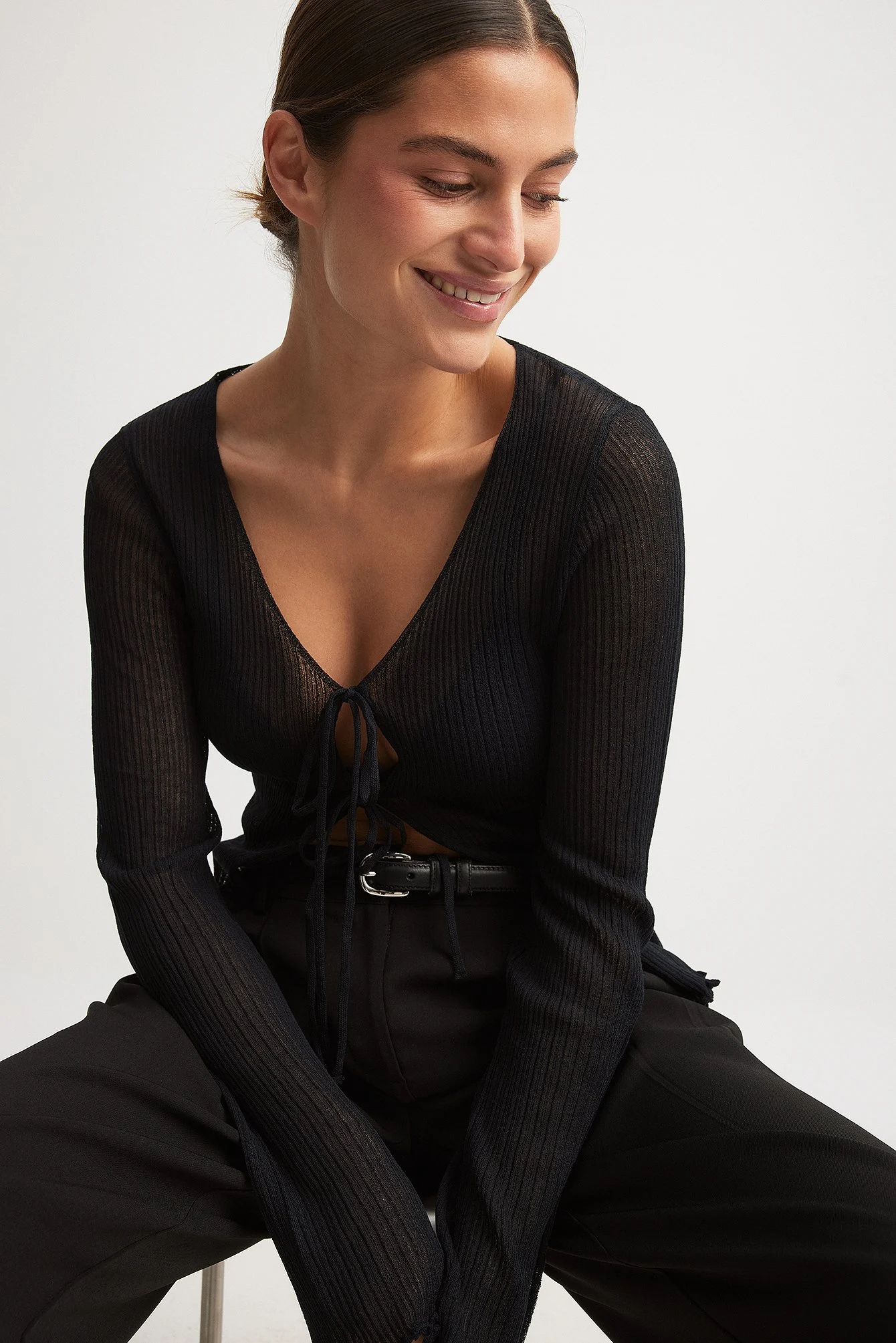 Feingestrickter Cardigan mit Schnürdetail