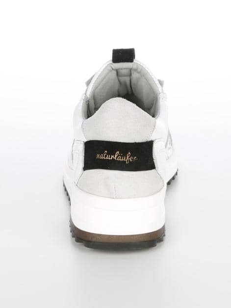 Schnürschuh mit seitlichen Elasteinsätzen