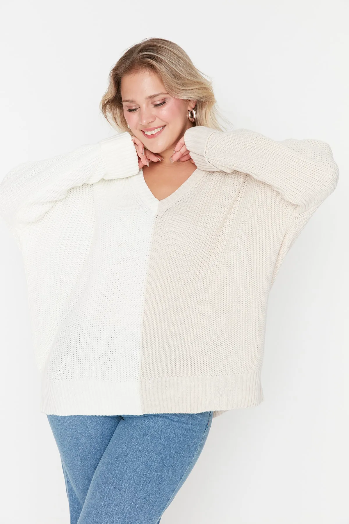 Trendyol Curve  Beiger Strickpullover mit V-Ausschnitt und Farbblockdesign TBBAW23AN00062