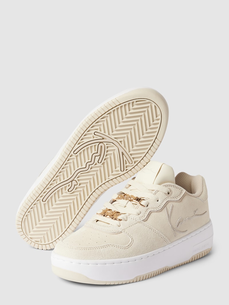 Sneaker mit Label-Detail in beige