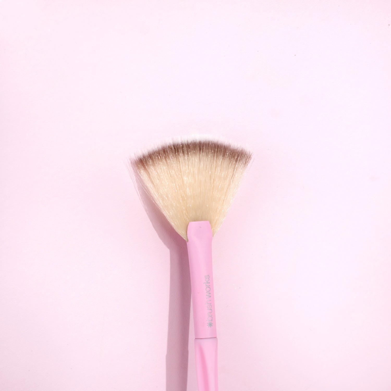 „Brushworks HD“ vėduoklinis teptukas, rožinis