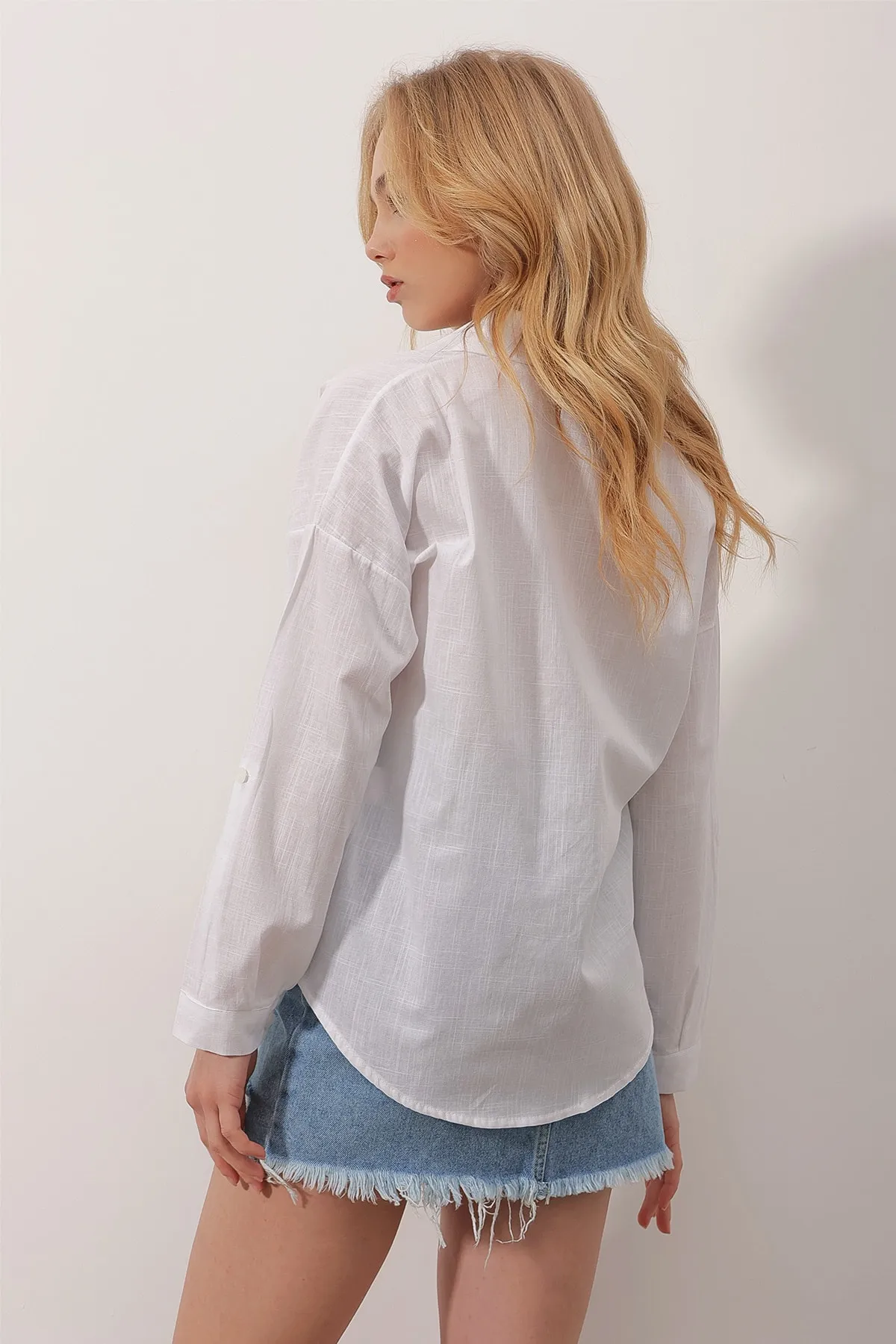 Trend Alaçatı Stili  Weißes besticktes Leinenhemd für Damen ALC-X9830