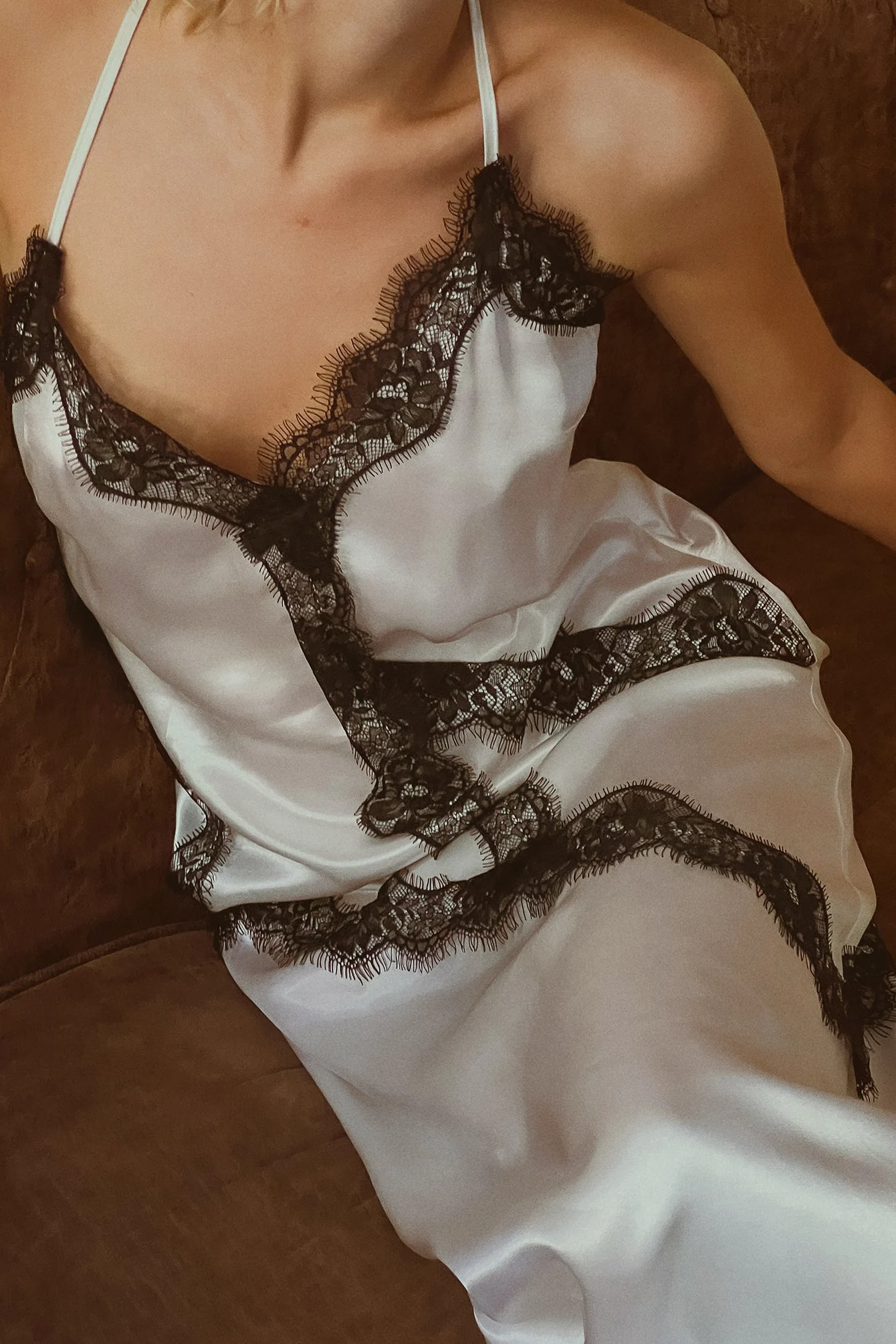 Satin-Maxikleid mit Spitzendetail