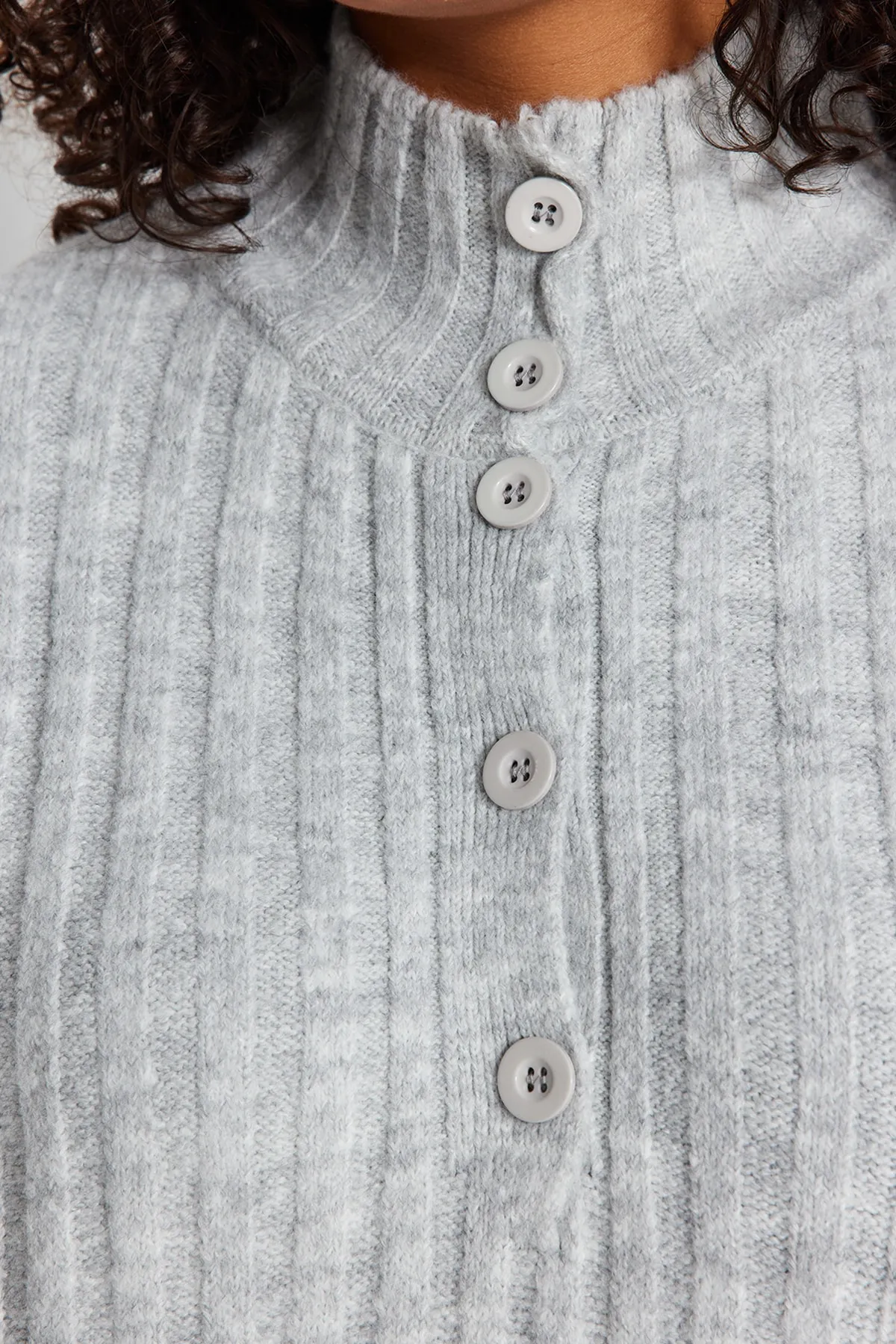 Trendyol Curve  Graue Strickjacke mit Knopfverschluss