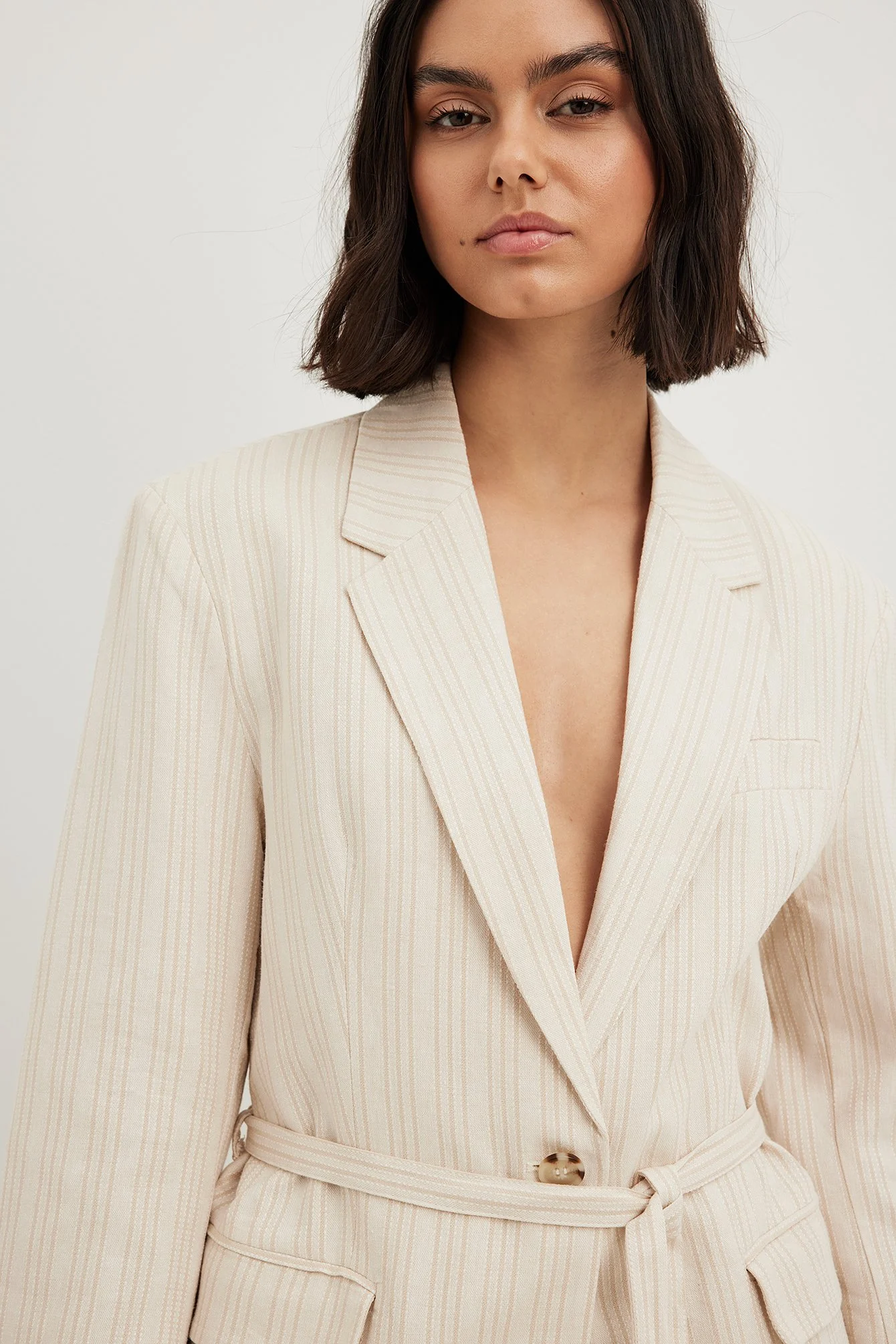 Gerade geschnittener gestreifter Blazer mit Gürtel