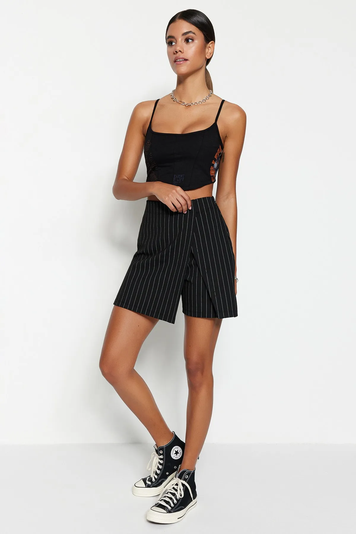 Trendyol Collection  Schwarzer eleganter gestreifter Mini-Shorts-Rock mit hoher Taille aus Strick TWOSS23SR00076