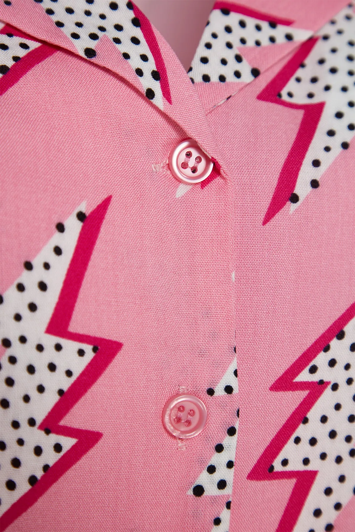 Trendyol Collection  Rosa gemustertes Pyjama-Set aus Viskose-Shirt und Shorts THMSS21PT0296