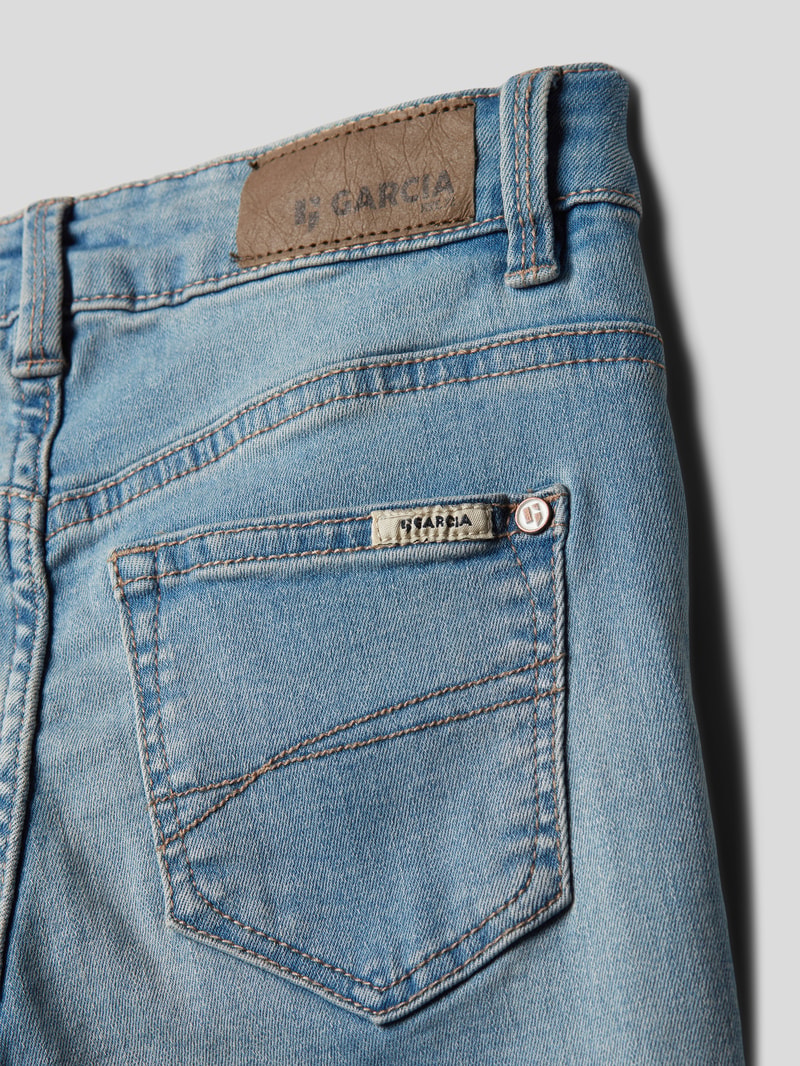 Jeans mit Label-Patch Modell 'SAISONAL' in jeans