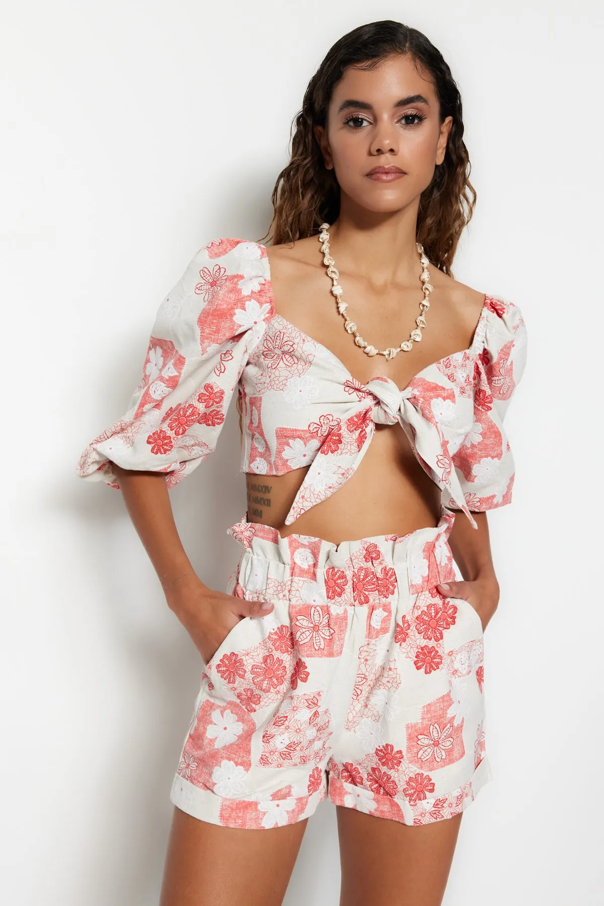Trendyol Collection  Gewebtes Set mit Bluse und Shorts mit Blumenmuster und Bindeband TBESS23AU00004