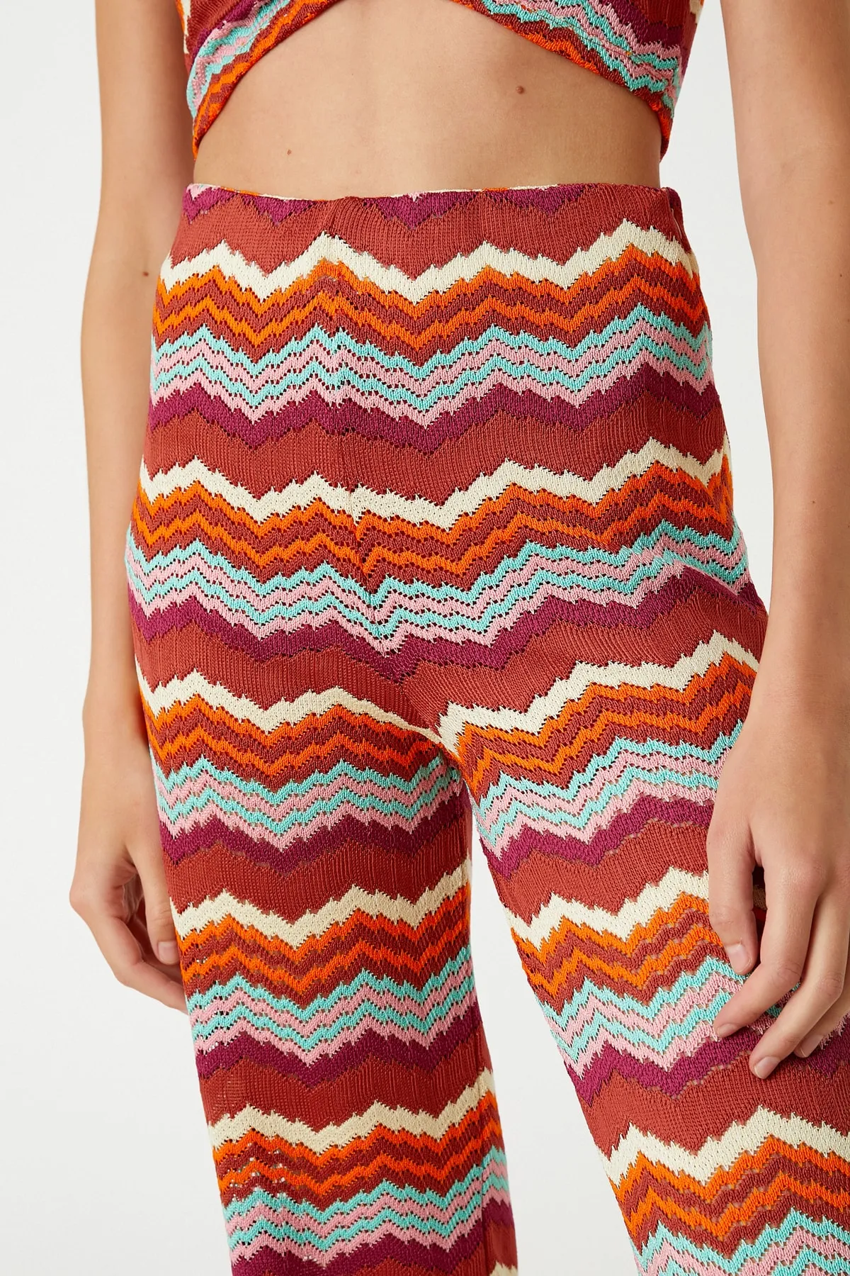 Koton  Hose mit ausgestelltem Bein und hoher Taille
