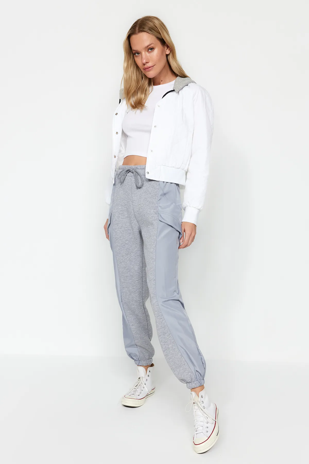 Trendyol Collection  Graue, lockere Jogginghose mit Fallschirmtaschen und dickem Fleece innen, gestrickte Jogginghose TWOAW24EA00003