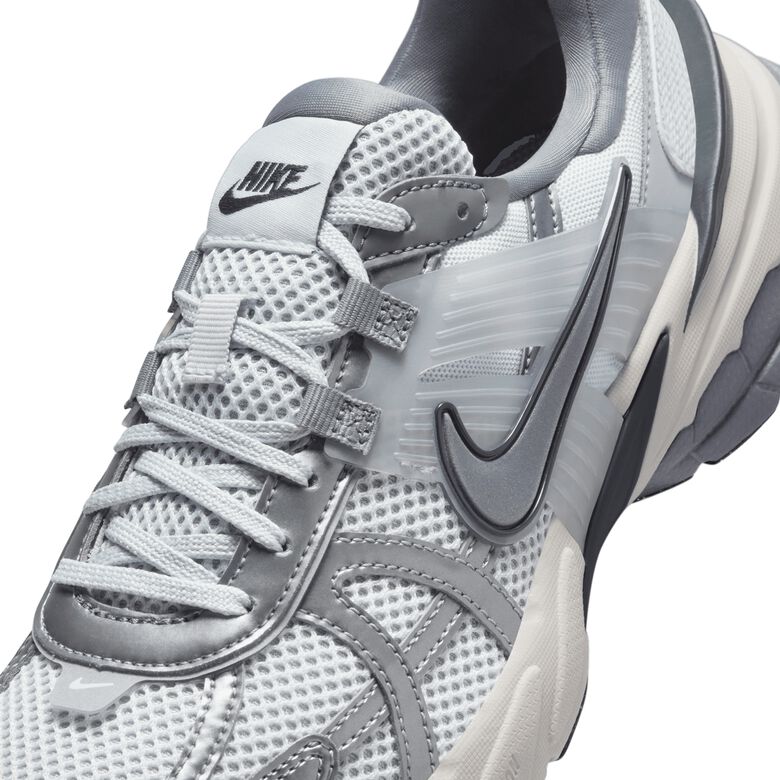 NIKE Wmns V2K Run pure platinum/mtlc cool grey-wolf grey