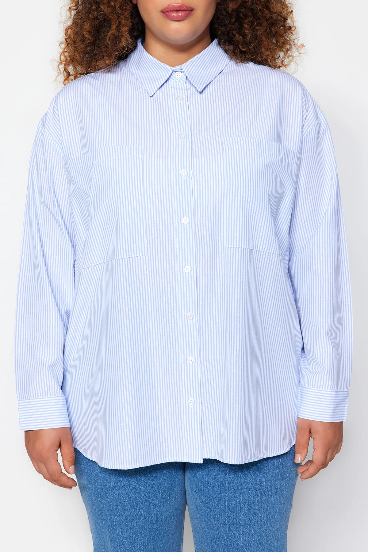 Trendyol Curve  Blau gestreiftes Popeline-Hemd TBBAW24AX00001