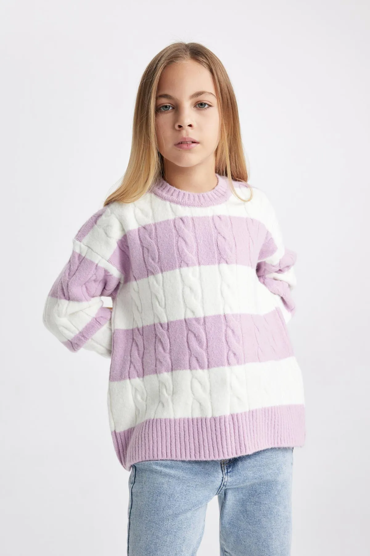 DeFacto  Mädchenpullover mit normaler Passform und Rundhalsausschnitt