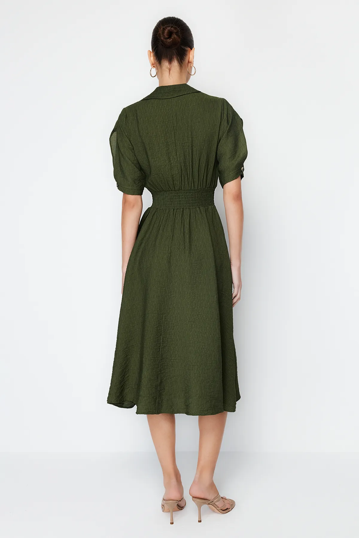 Trendyol Collection  Khakifarbenes A-Linien-Midikleid mit Gimped-Webausschnitt und V-Ausschnitt TWOSS21EL1023