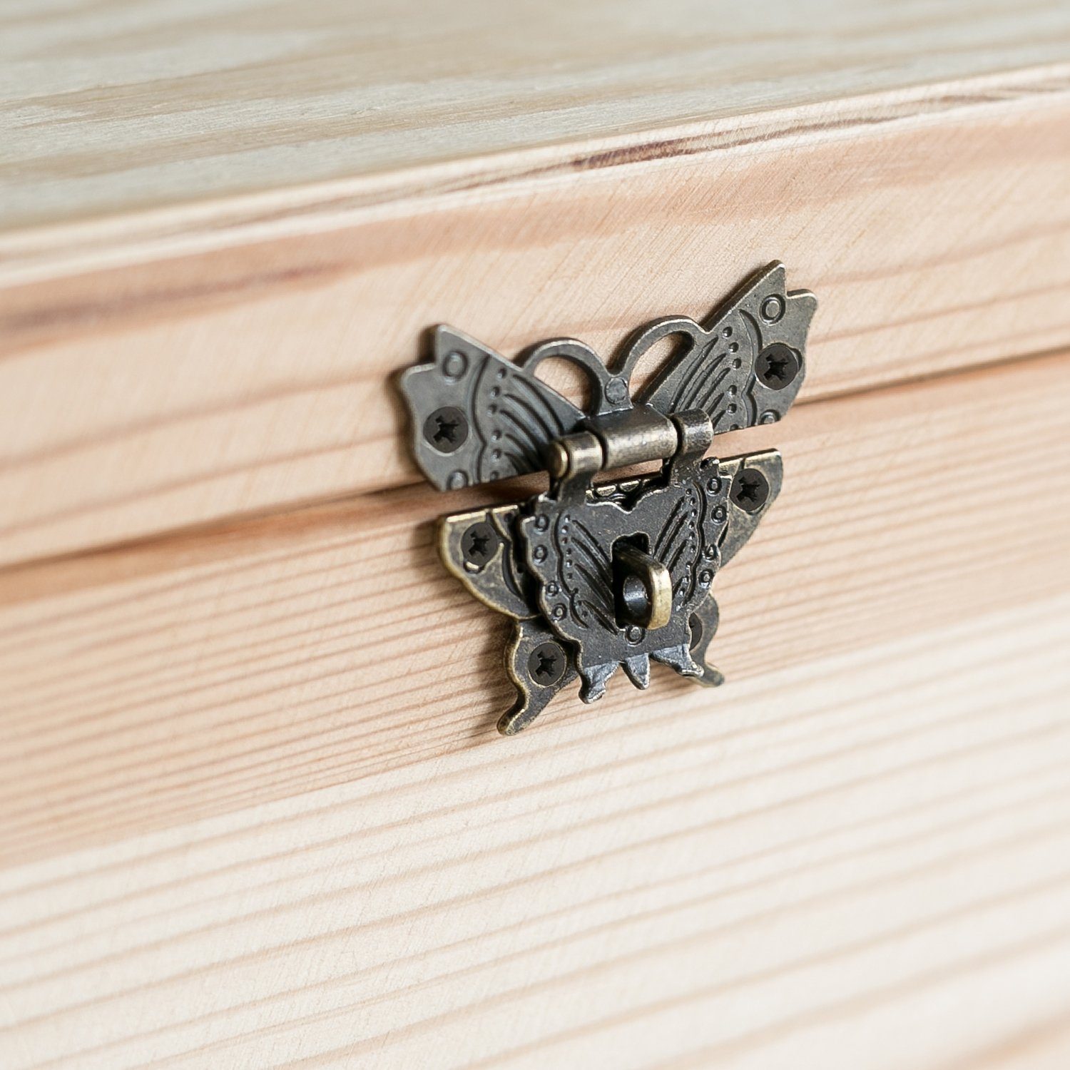 HMF Möbelbeschlag 6495 Vintage Deko Verschluss, Schmetterling aus Metall mit Schlossöse, 50 x 45 mm, Bronze