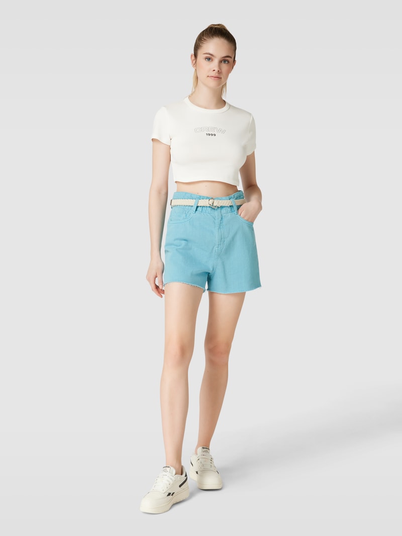 Jeansshorts aus Baumwolle mit Gürtel in türkis