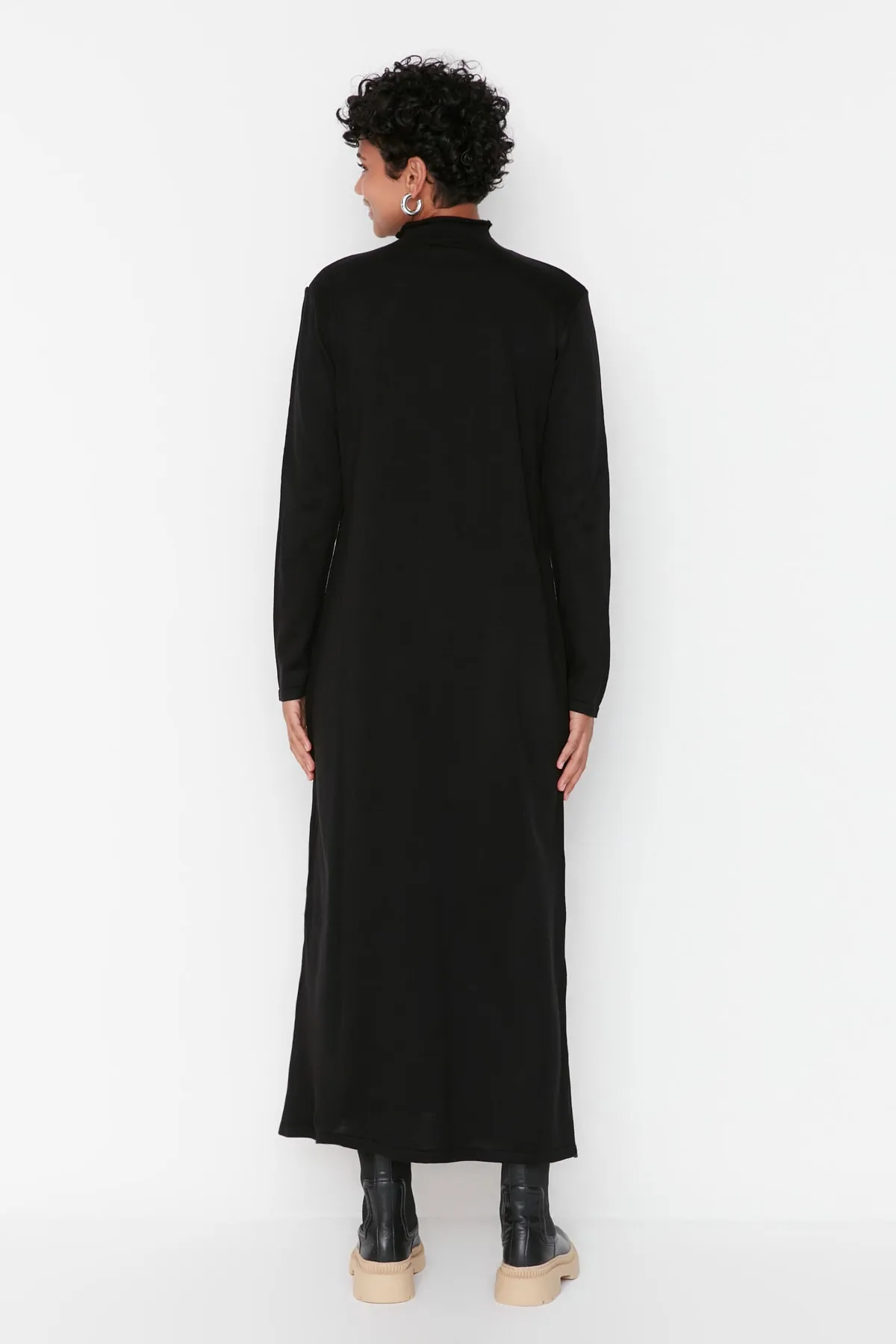 Trendyol Modest  Schwarzes Rollkragen-Strickkleid TCTAW23EB00001