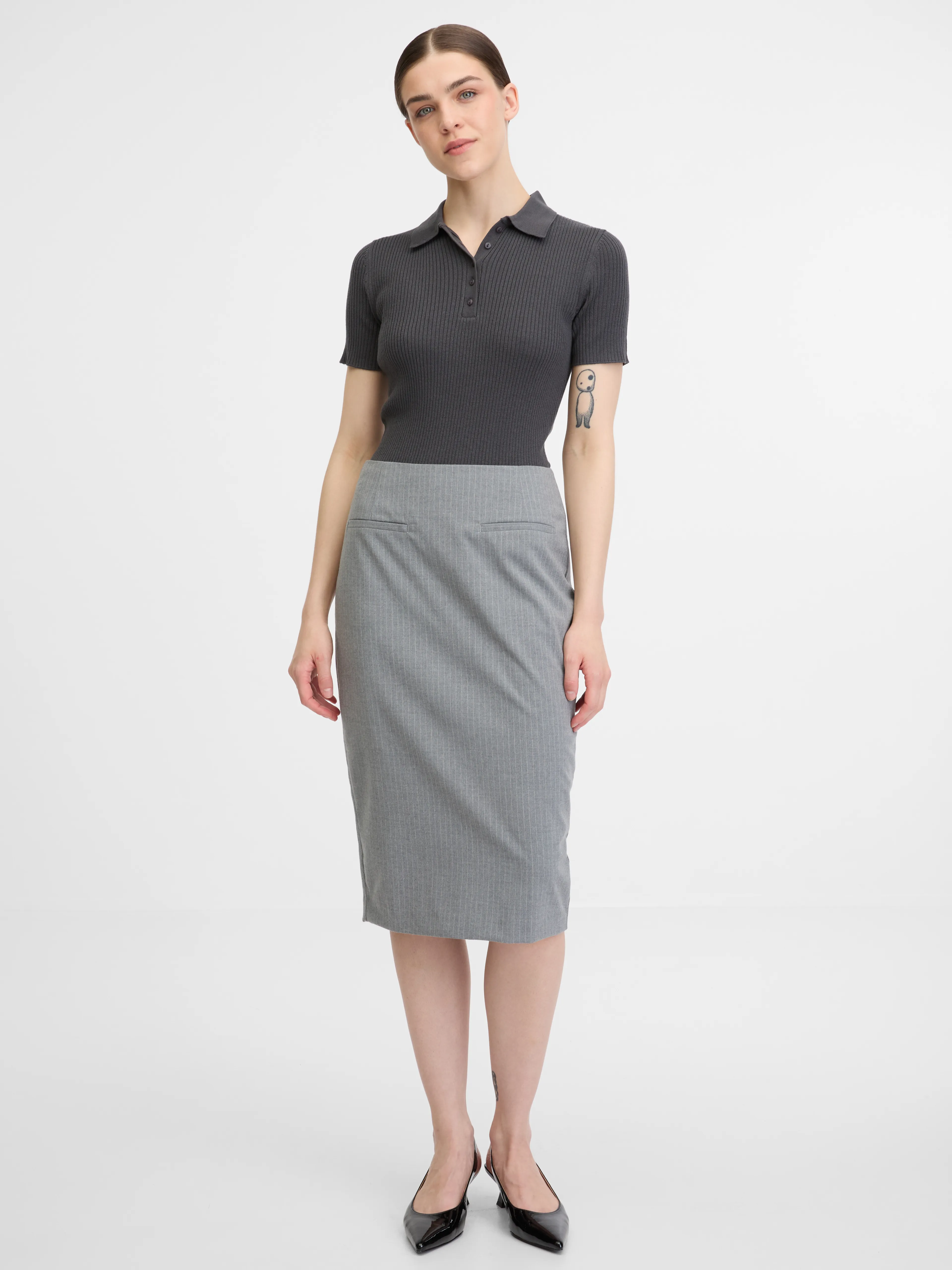 Dunkelgraues Damen-T-Shirt mit kurzen Ärmeln ORSAY