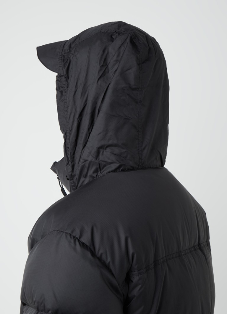 Jaqueta puffer OLAF com enchimento de plumas e capuz embutido.