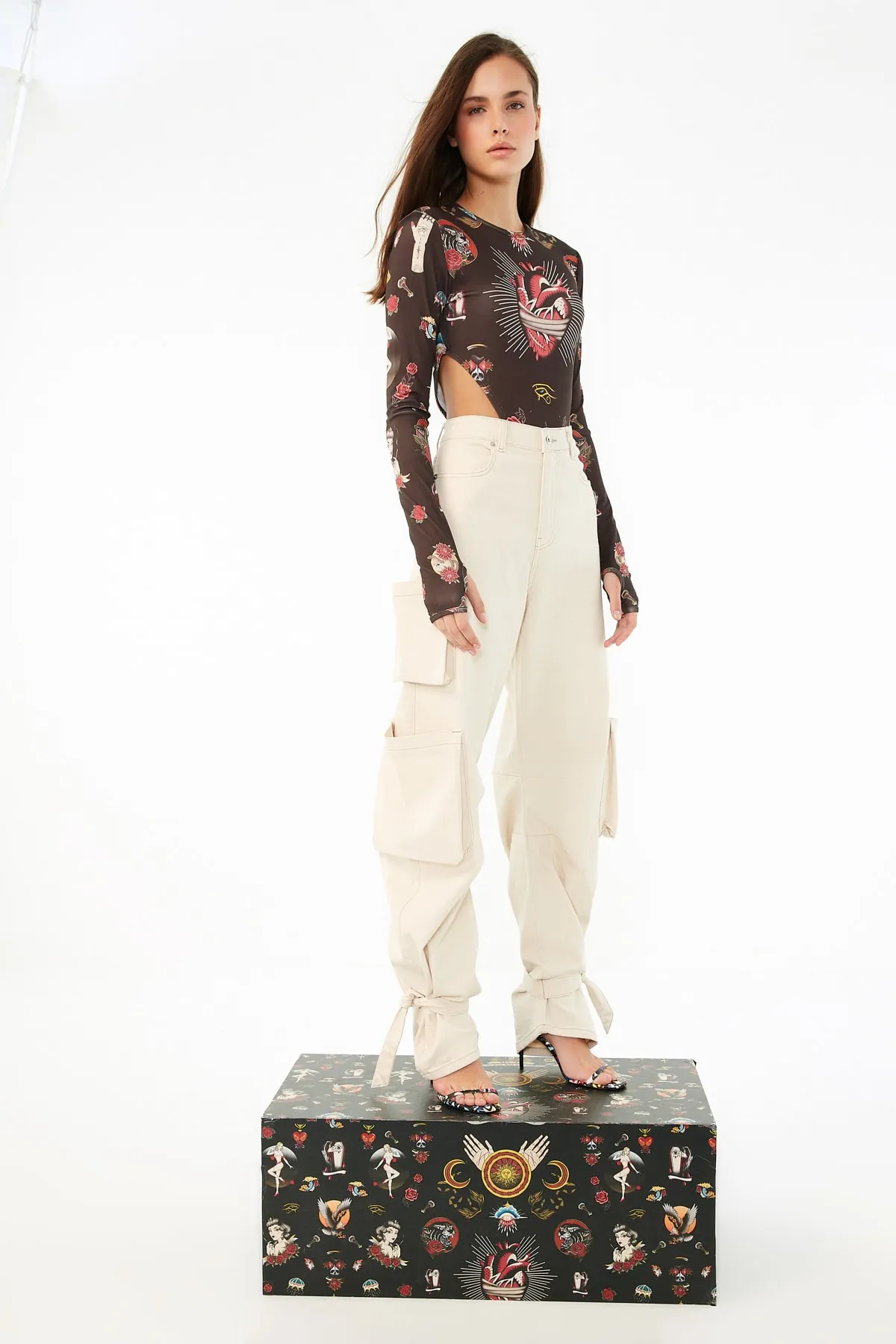 Trendyol Collection  X Zeynep Tosun Ecru Taschendetaillierte Jeans TPRSS22JE00000