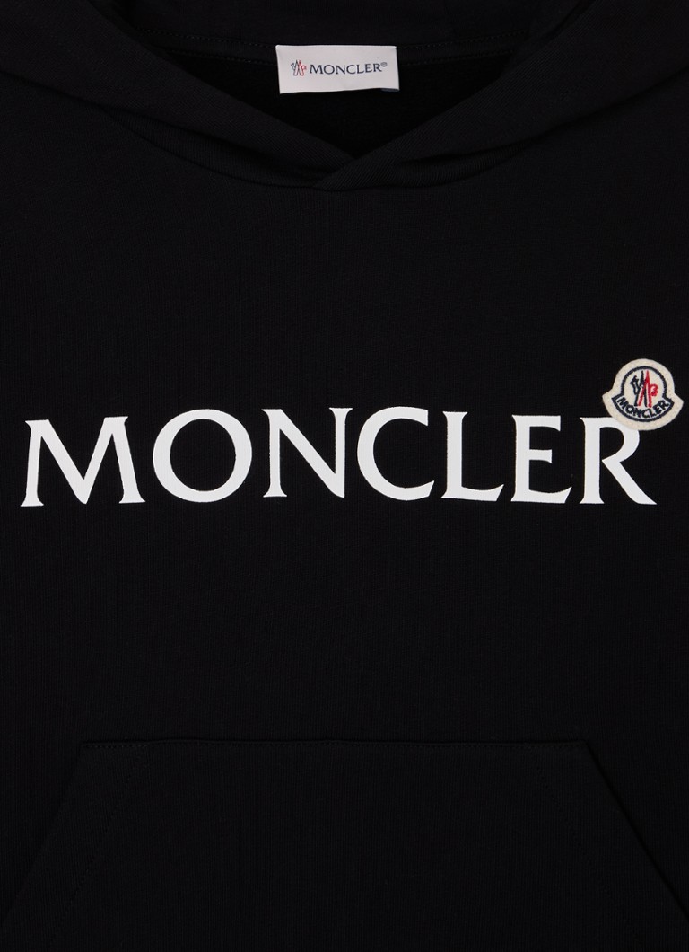 Moncler-huppari, jossa logopainatus ja kengurutasku