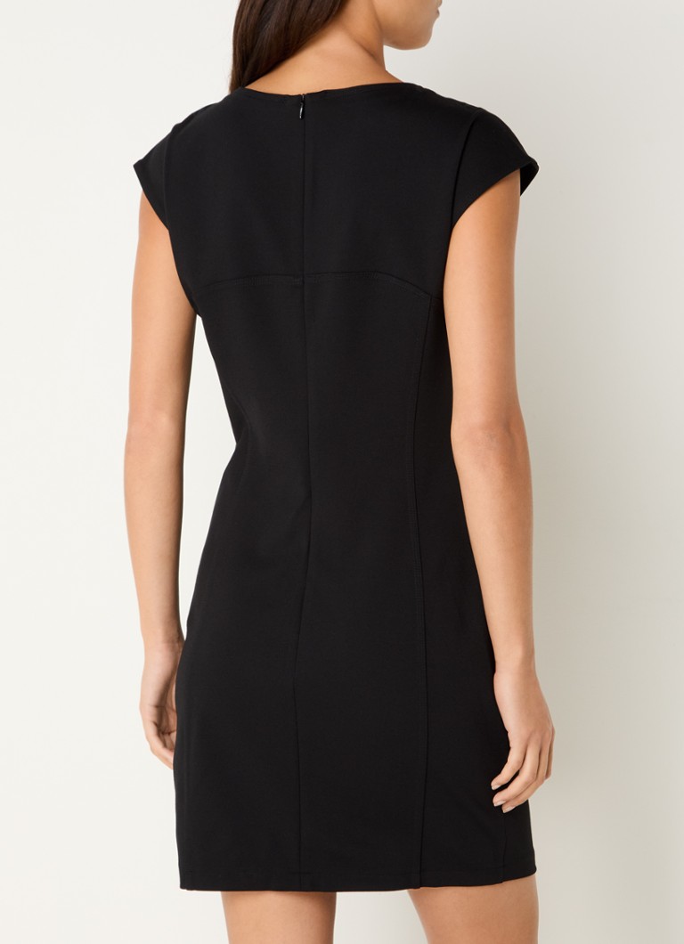Rochie mini mulată de la Benetton, cu decolteu rotund.