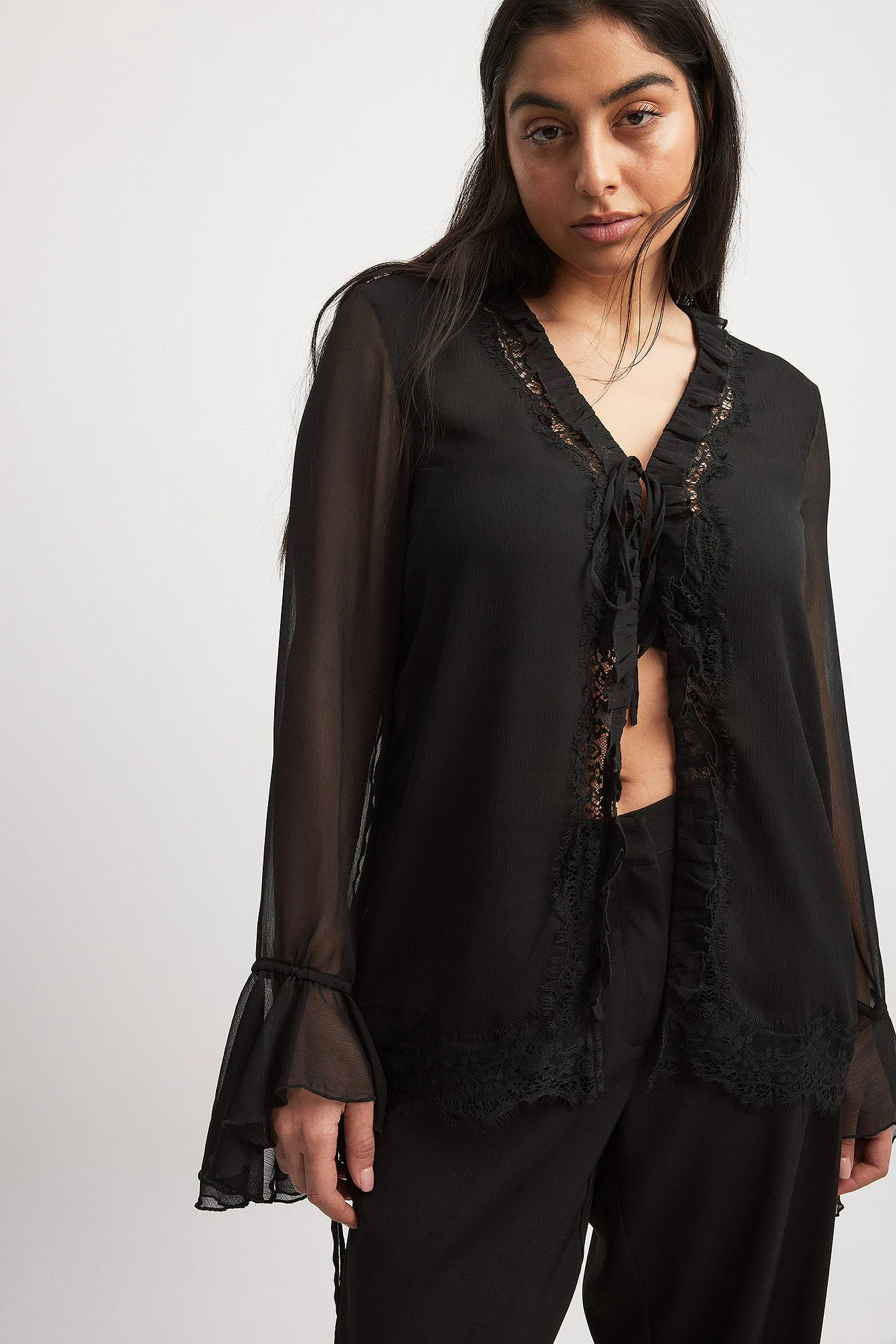 Chiffonbluse mit Spitzenverzierung
