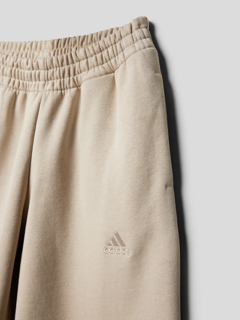 Sweatpants mit Label-Patch in beige