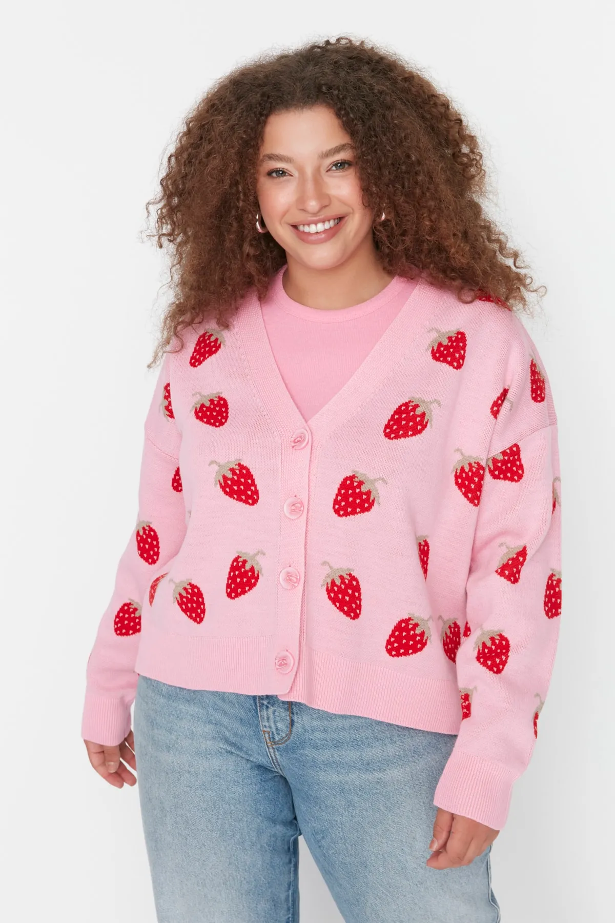Trendyol Curve  Rosa, kurze Strickjacke mit V-Ausschnitt und Erdbeermuster